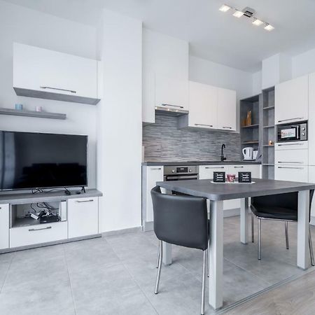 Bpr Chic White Home With Terrace & A/C & Garage بودابست المظهر الخارجي الصورة