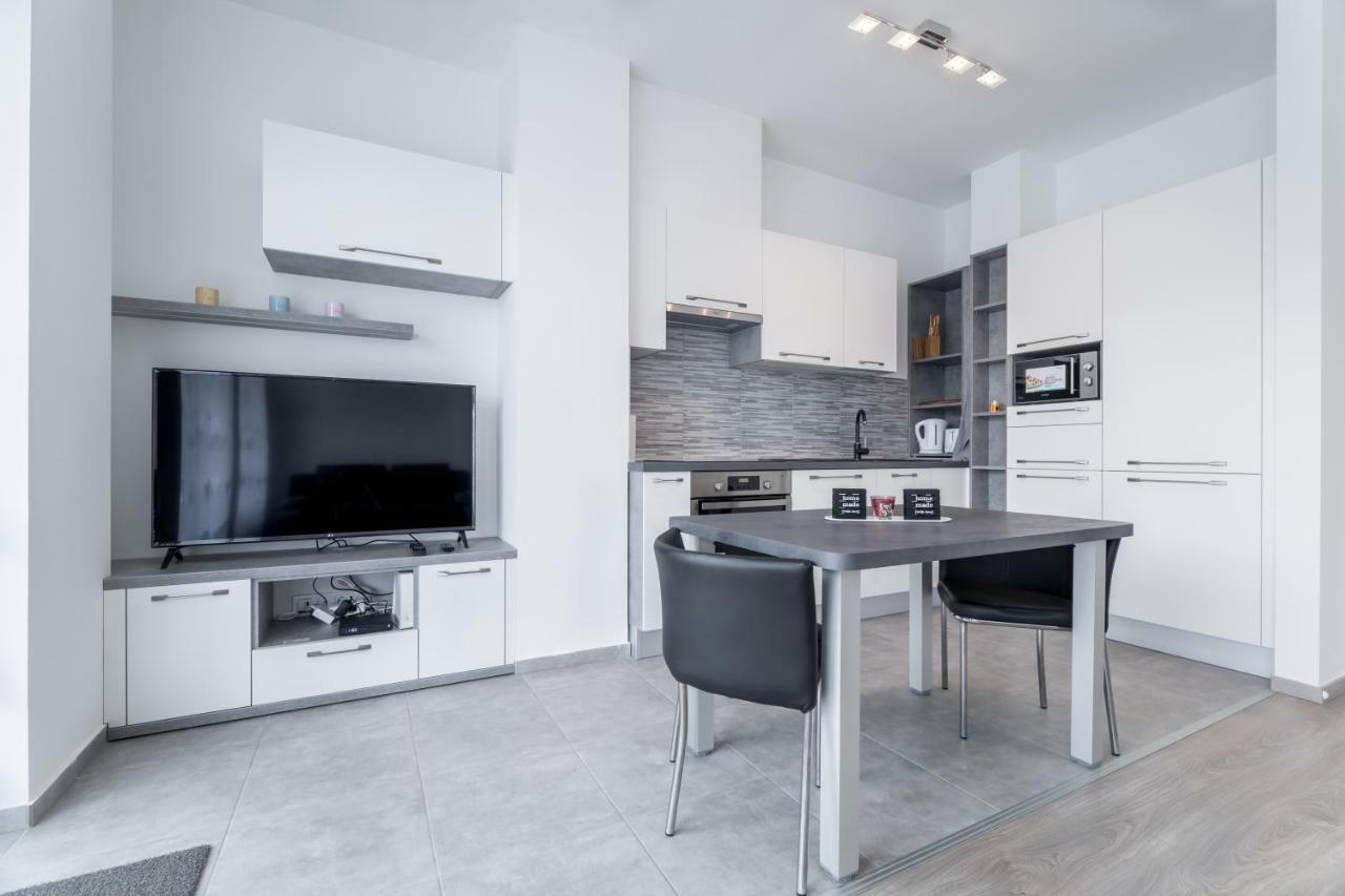 Bpr Chic White Home With Terrace & A/C & Garage بودابست المظهر الخارجي الصورة