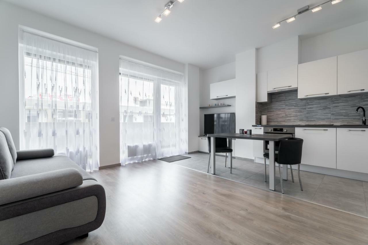 Bpr Chic White Home With Terrace & A/C & Garage بودابست المظهر الخارجي الصورة