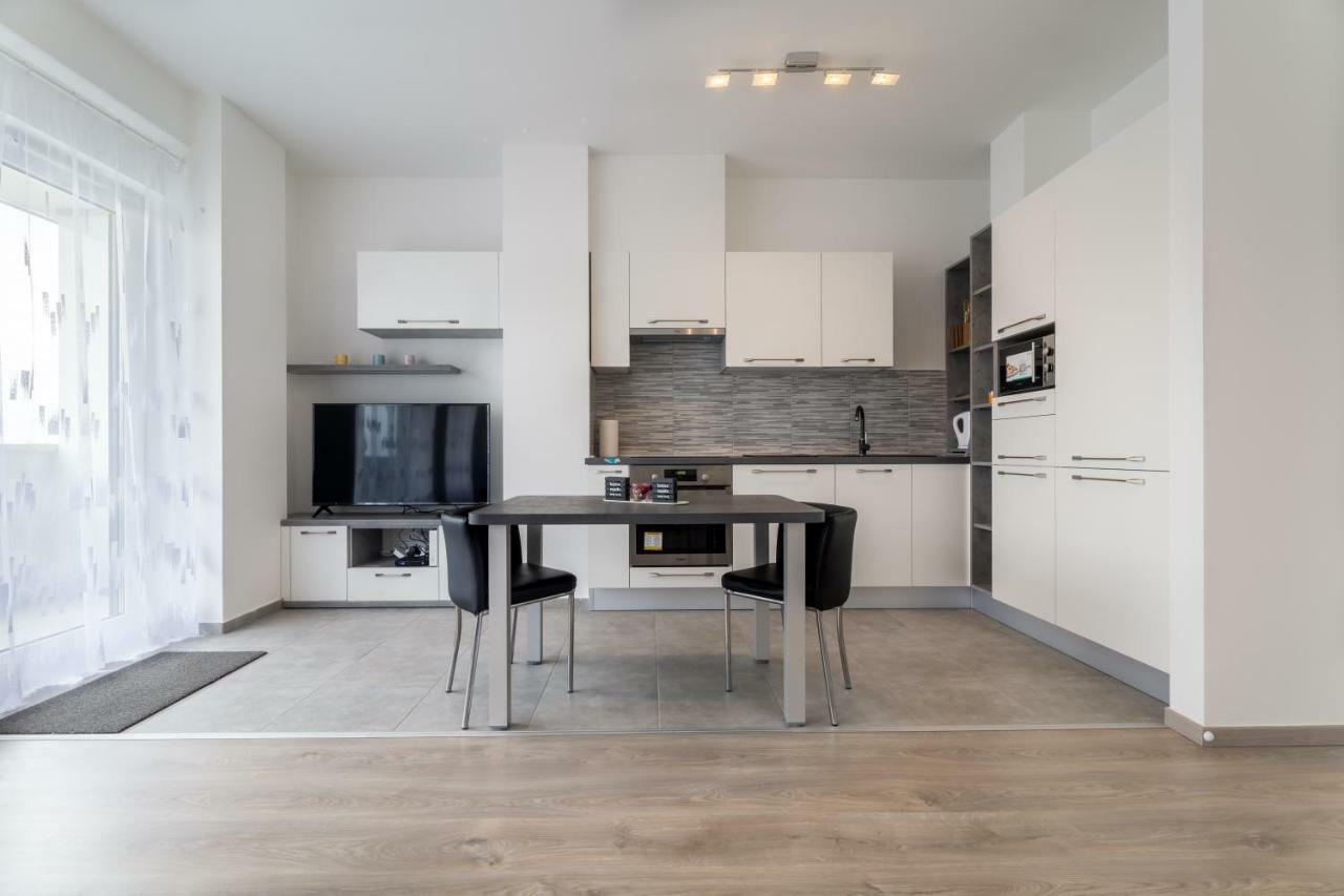 Bpr Chic White Home With Terrace & A/C & Garage بودابست المظهر الخارجي الصورة